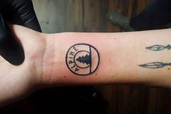  Egy lány a csuklójára tetováltatta kedvenc klubjának pecsétjét